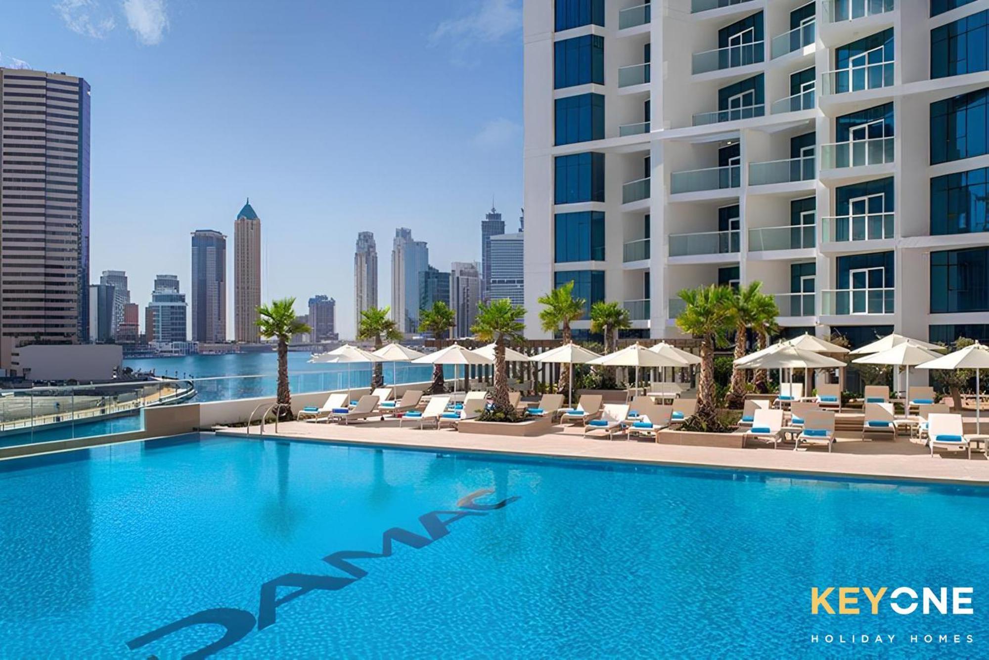 Sleek Studio In Prive With Stunning Canal View Dubai Exteriör bild
