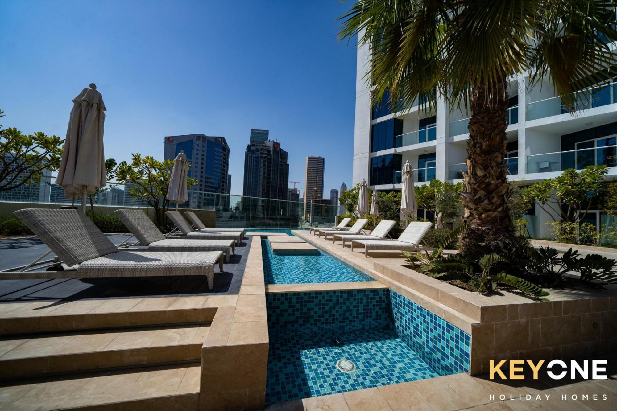 Sleek Studio In Prive With Stunning Canal View Dubai Exteriör bild