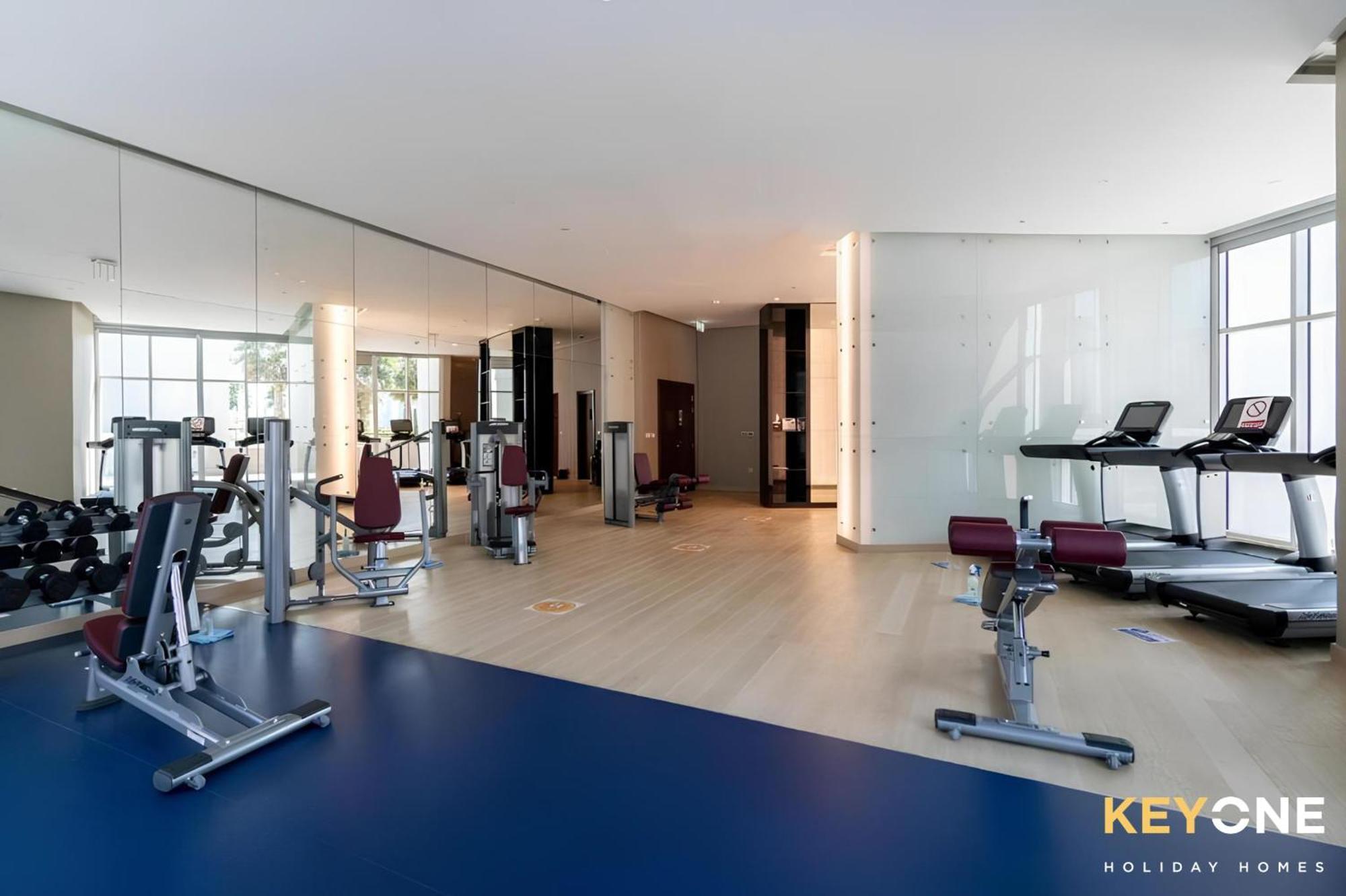 Sleek Studio In Prive With Stunning Canal View Dubai Exteriör bild