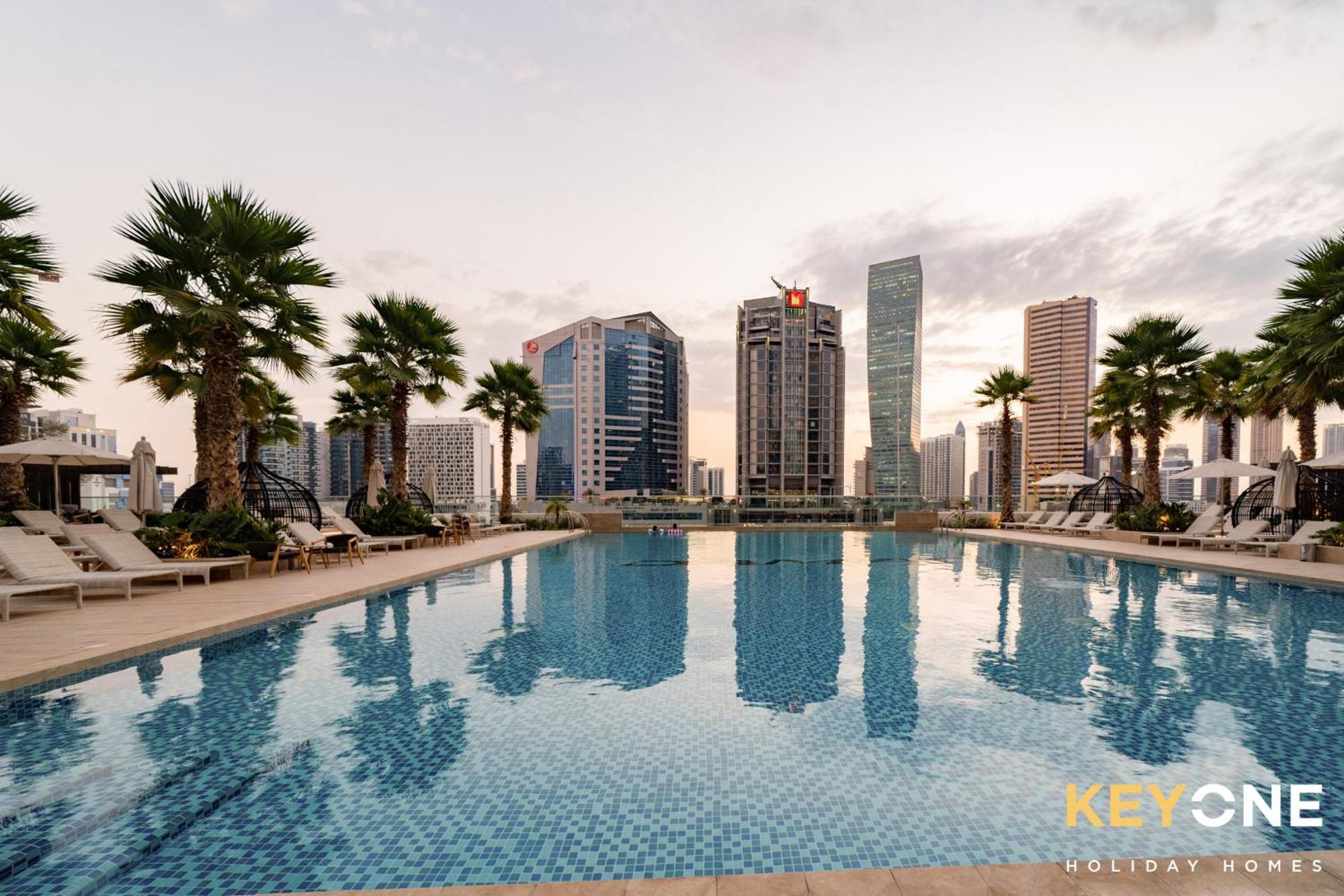 Sleek Studio In Prive With Stunning Canal View Dubai Exteriör bild