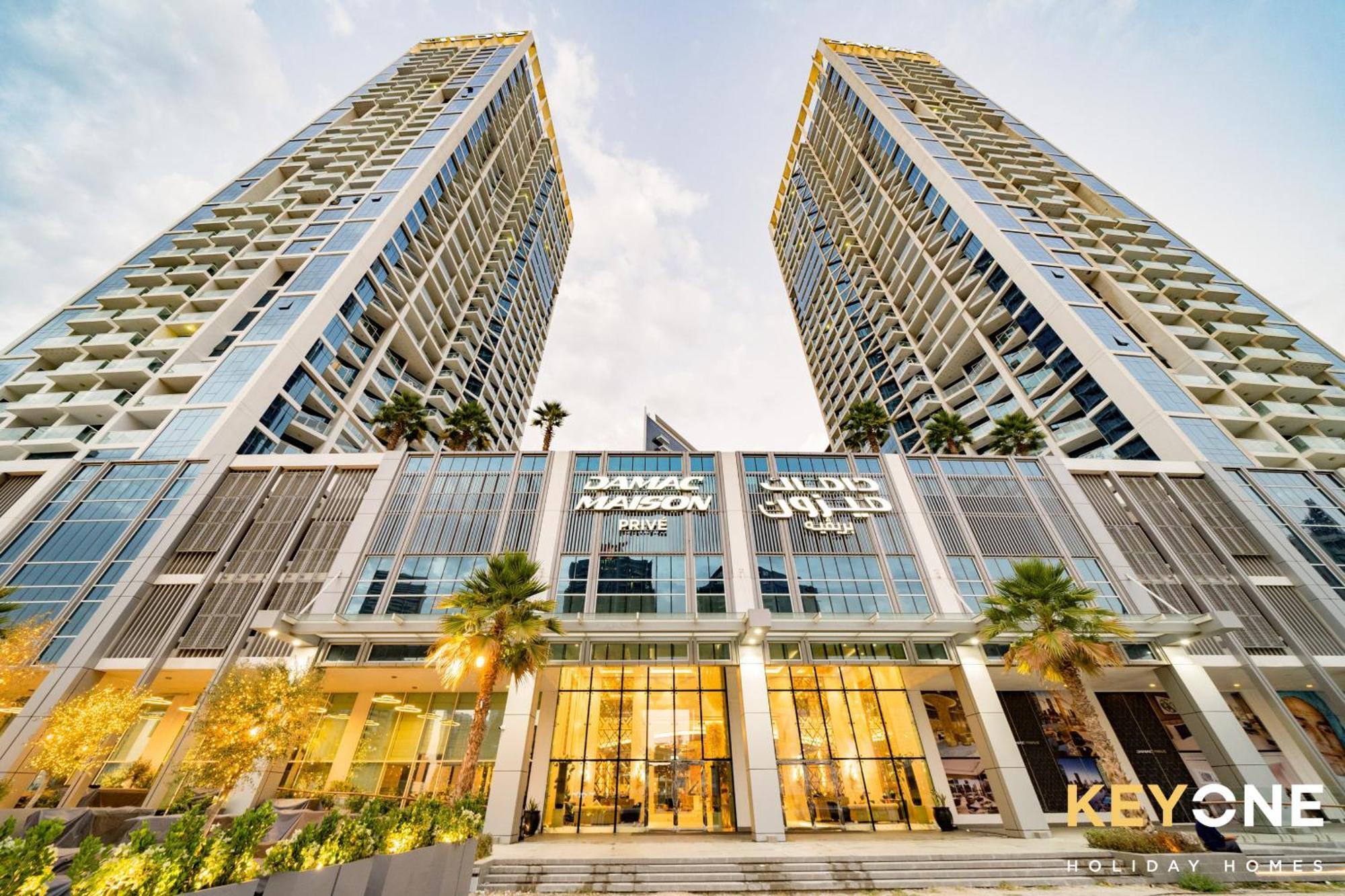 Sleek Studio In Prive With Stunning Canal View Dubai Exteriör bild