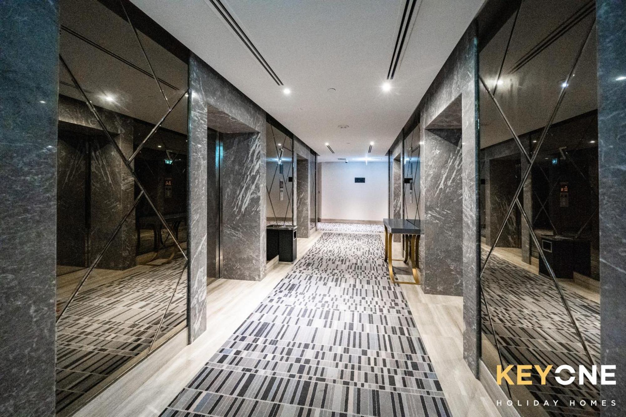 Sleek Studio In Prive With Stunning Canal View Dubai Exteriör bild