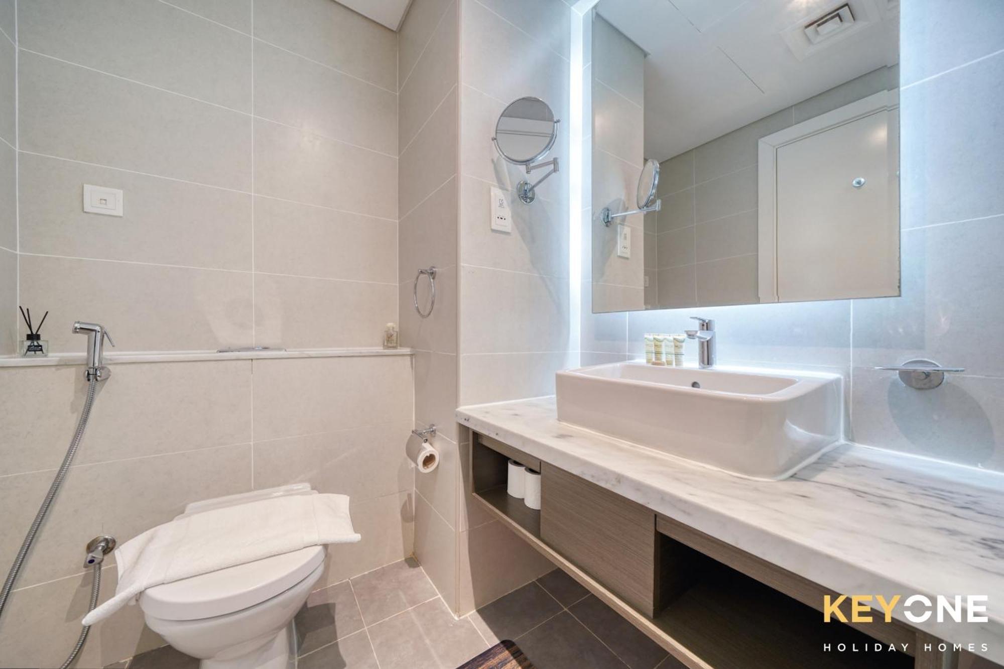 Sleek Studio In Prive With Stunning Canal View Dubai Exteriör bild
