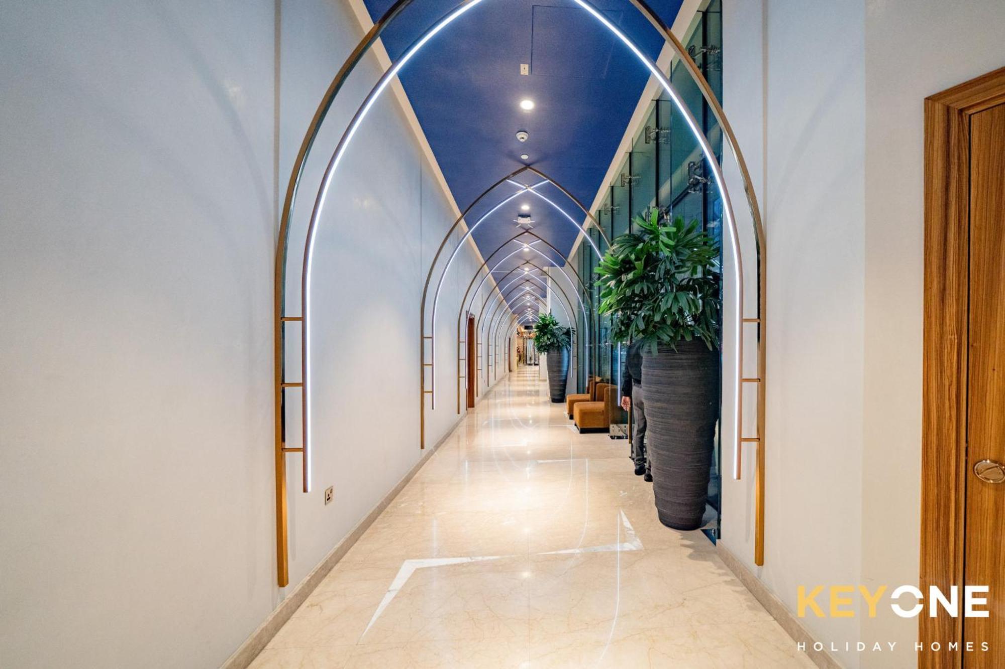 Sleek Studio In Prive With Stunning Canal View Dubai Exteriör bild