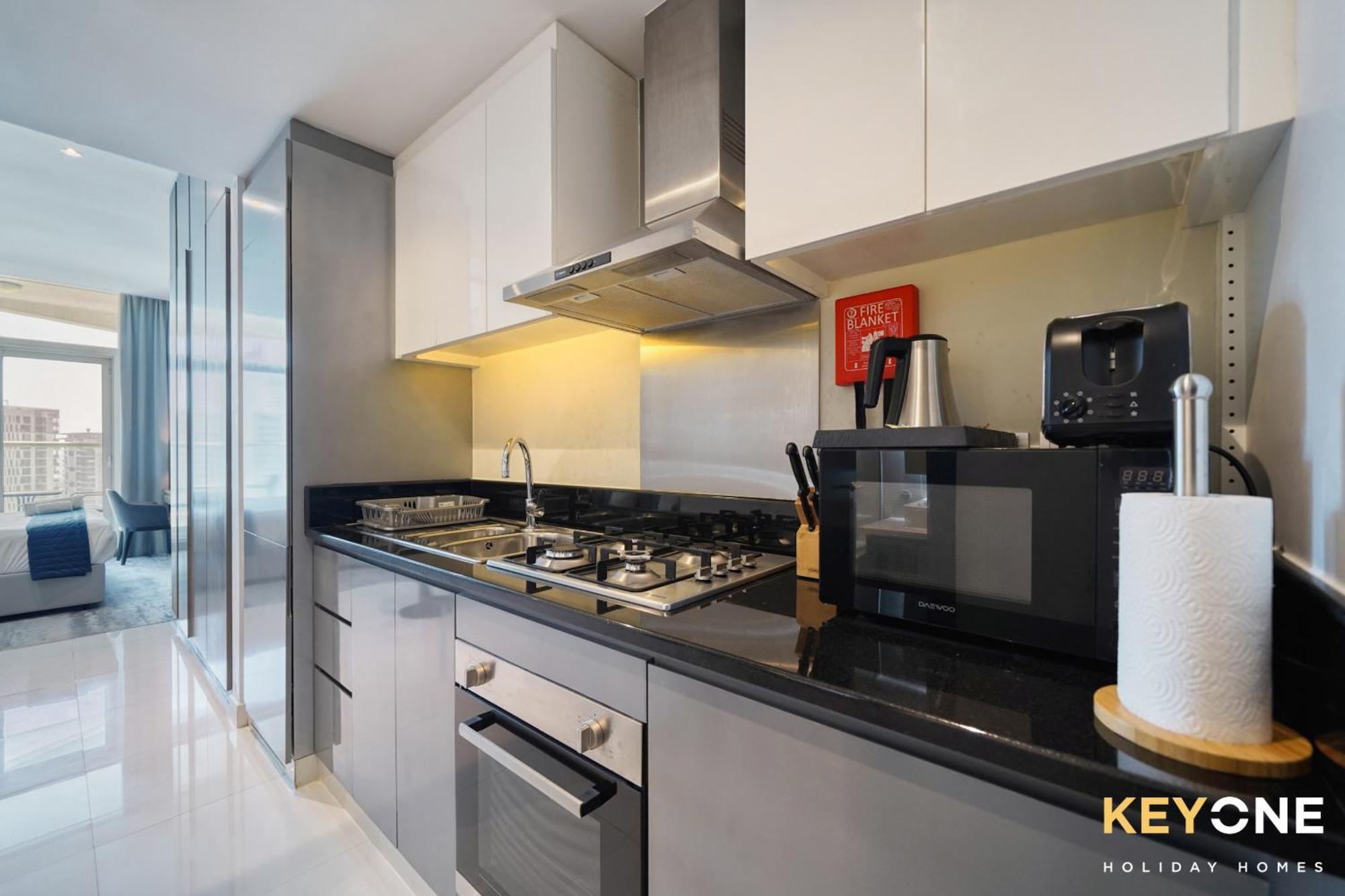 Sleek Studio In Prive With Stunning Canal View Dubai Exteriör bild