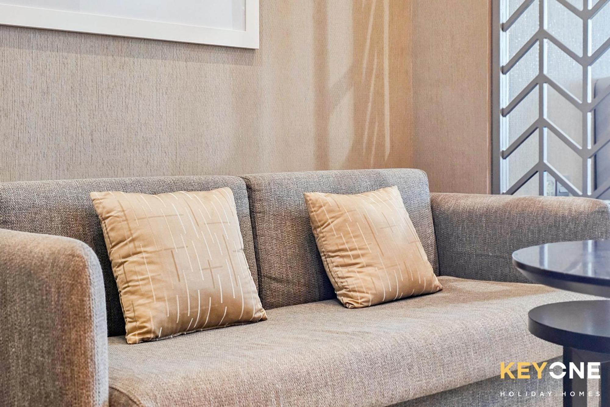 Sleek Studio In Prive With Stunning Canal View Dubai Exteriör bild