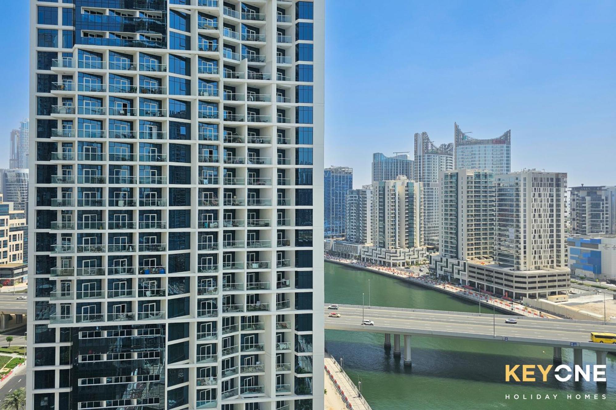 Sleek Studio In Prive With Stunning Canal View Dubai Exteriör bild