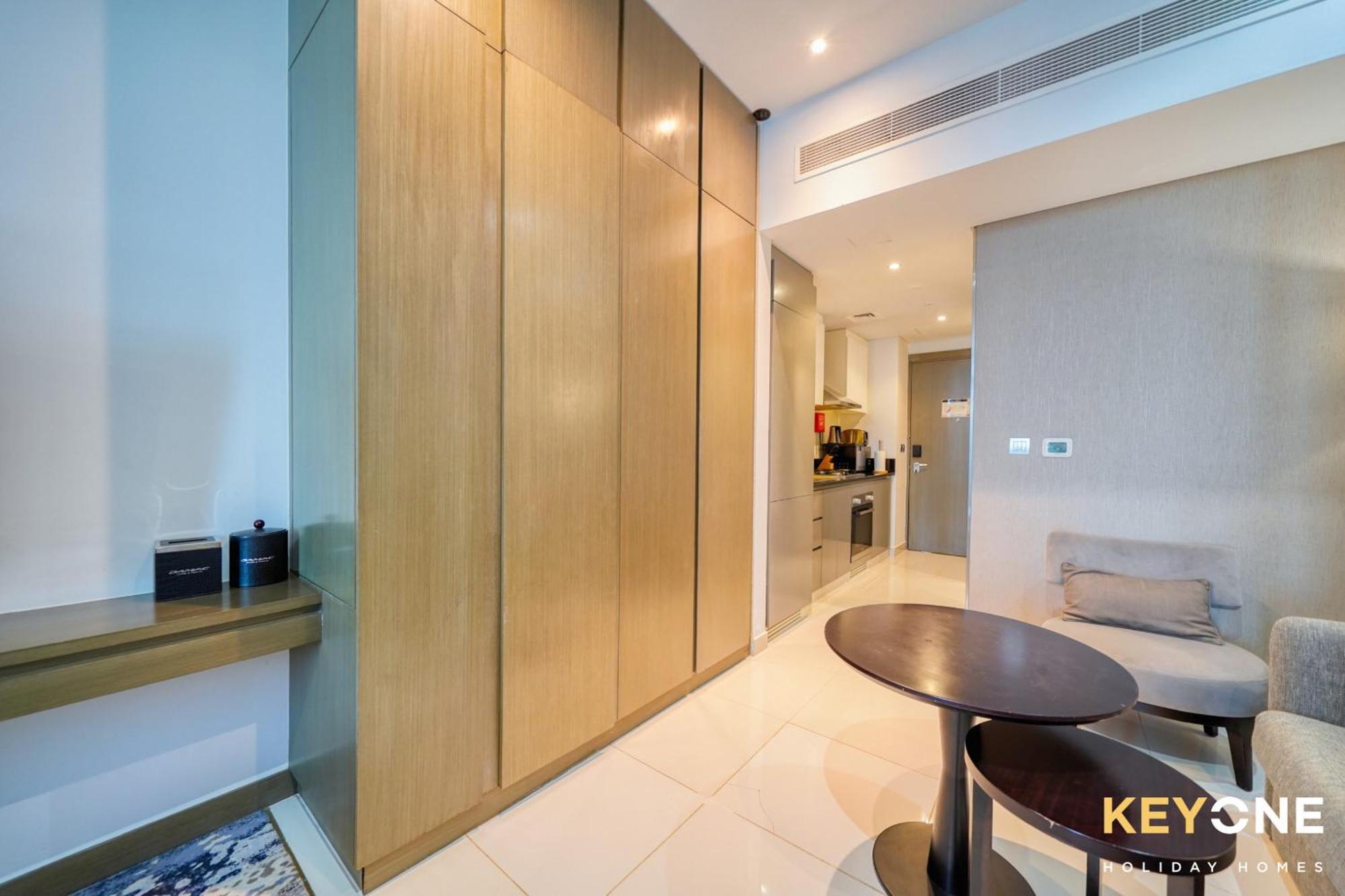 Sleek Studio In Prive With Stunning Canal View Dubai Exteriör bild