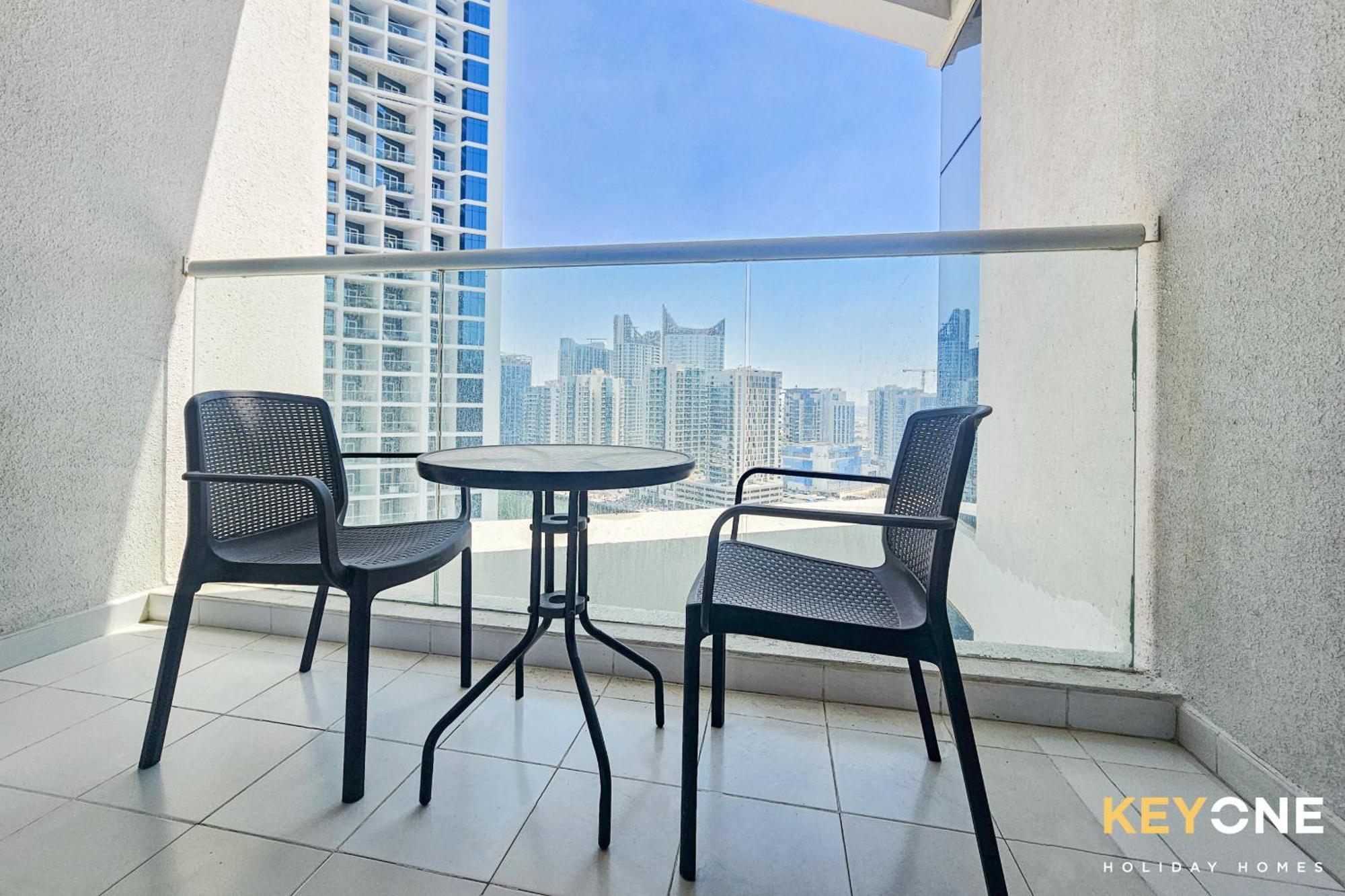 Sleek Studio In Prive With Stunning Canal View Dubai Exteriör bild