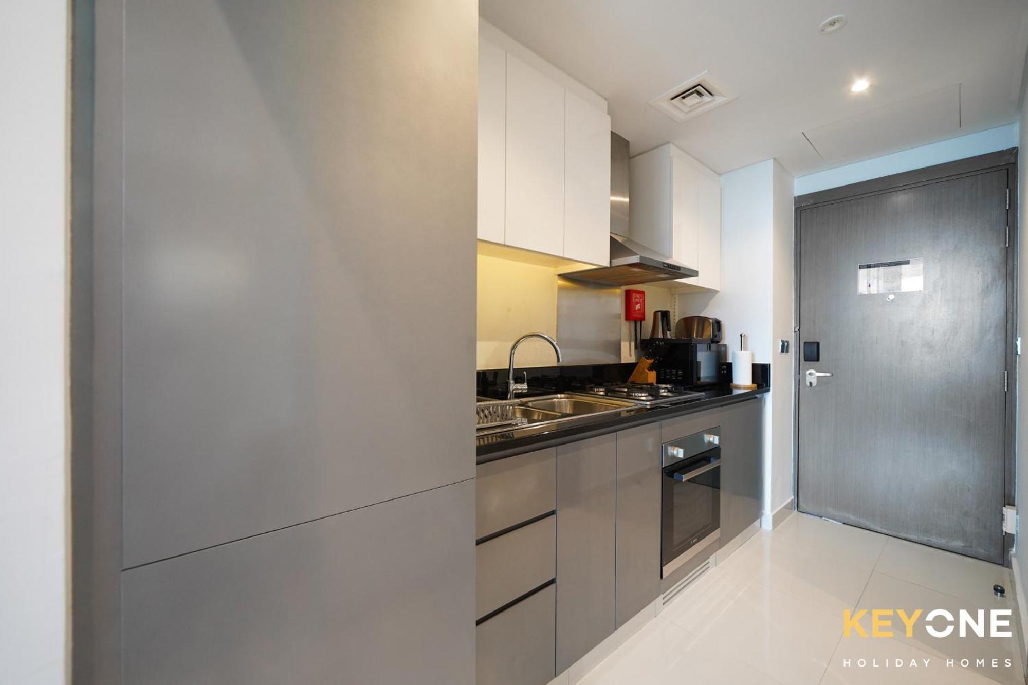 Sleek Studio In Prive With Stunning Canal View Dubai Exteriör bild
