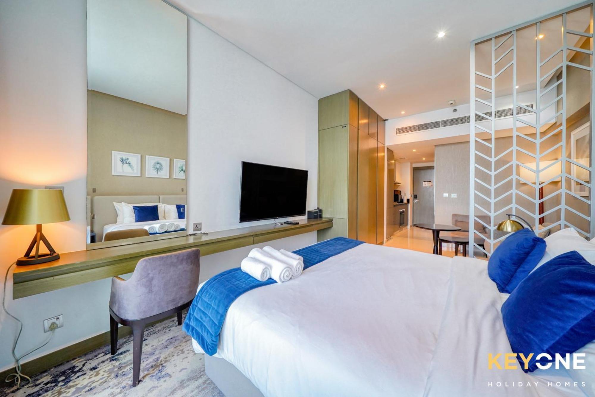 Sleek Studio In Prive With Stunning Canal View Dubai Exteriör bild