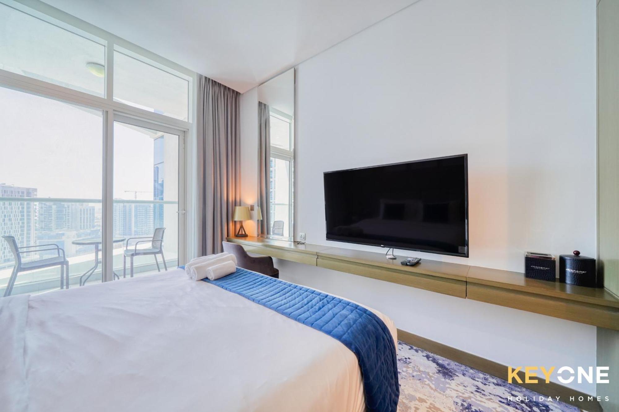Sleek Studio In Prive With Stunning Canal View Dubai Exteriör bild