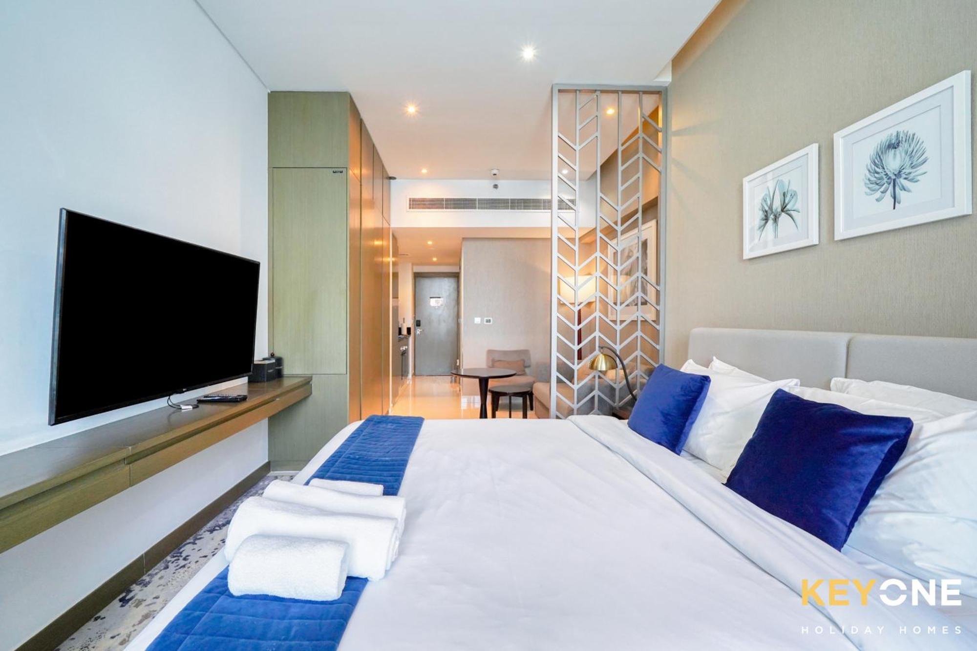 Sleek Studio In Prive With Stunning Canal View Dubai Exteriör bild