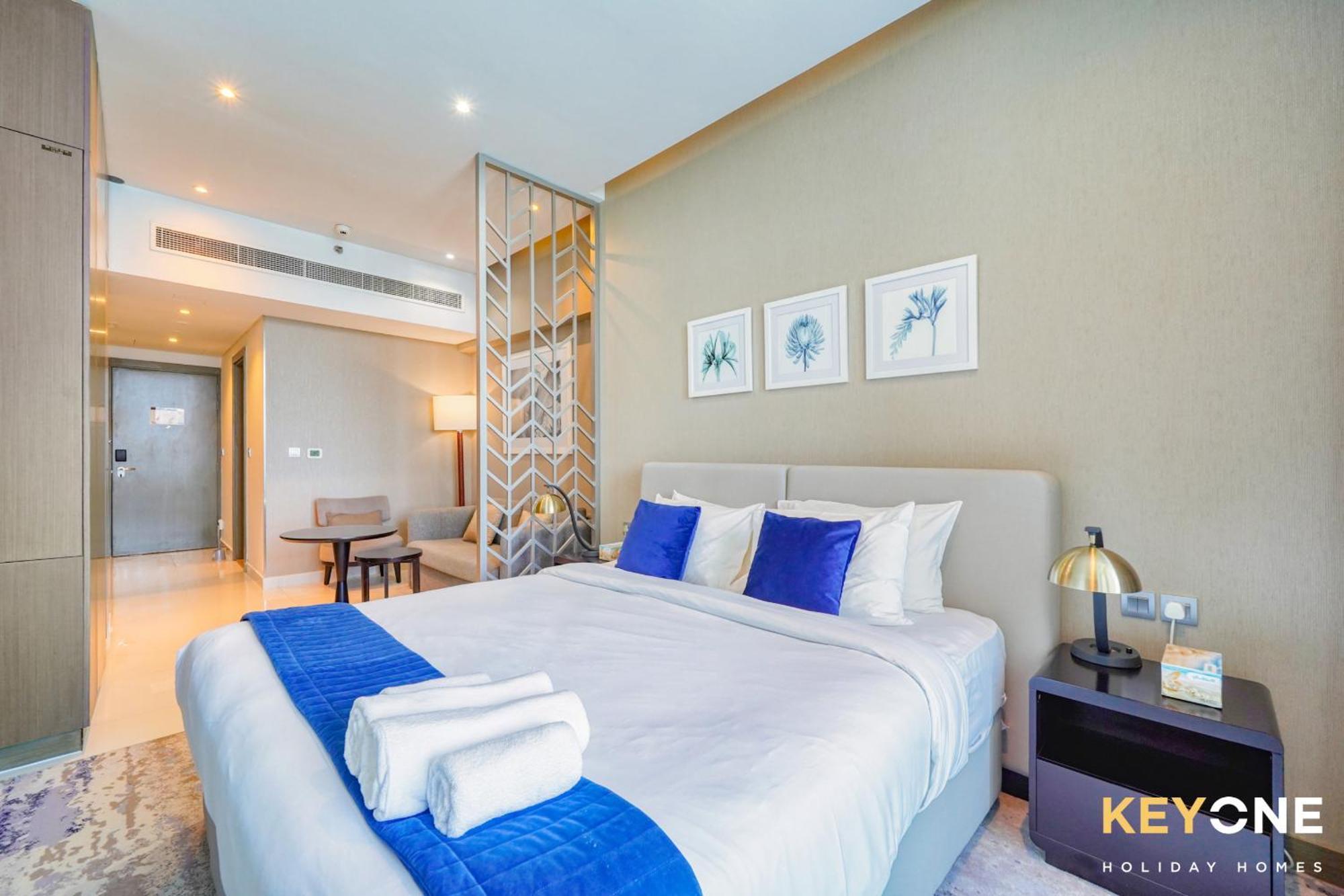 Sleek Studio In Prive With Stunning Canal View Dubai Exteriör bild