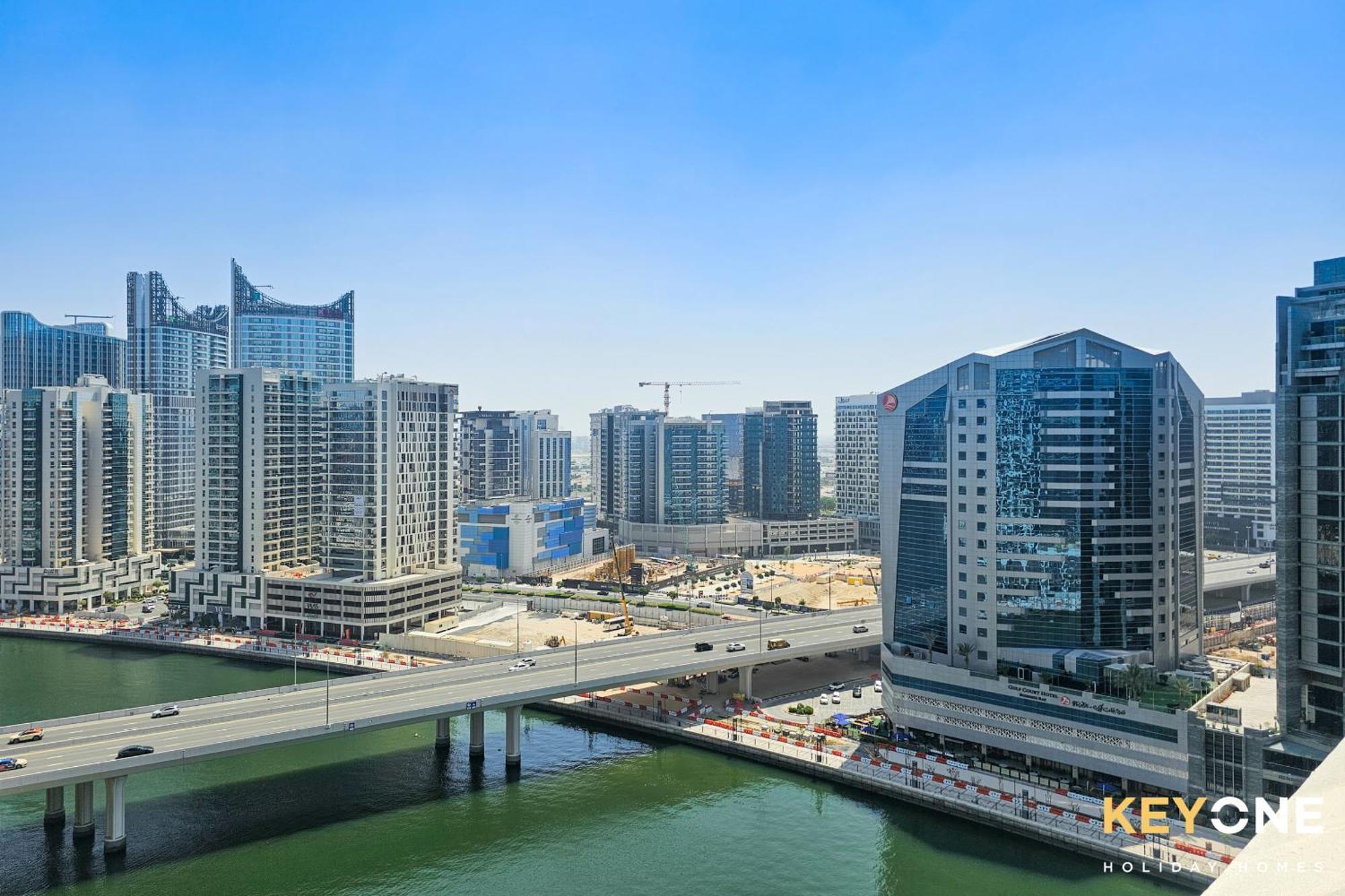 Sleek Studio In Prive With Stunning Canal View Dubai Exteriör bild
