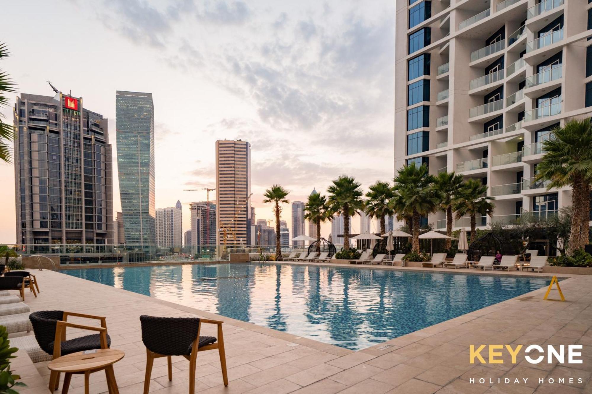 Sleek Studio In Prive With Stunning Canal View Dubai Exteriör bild
